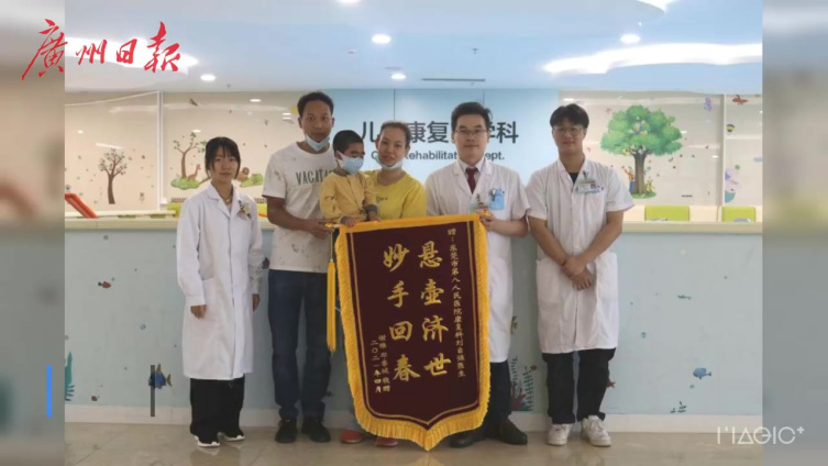 【家长原打算筹钱做骨髓移植 医生用四毛钱药治好血液病男童[good]】近日,广东东莞。吃了